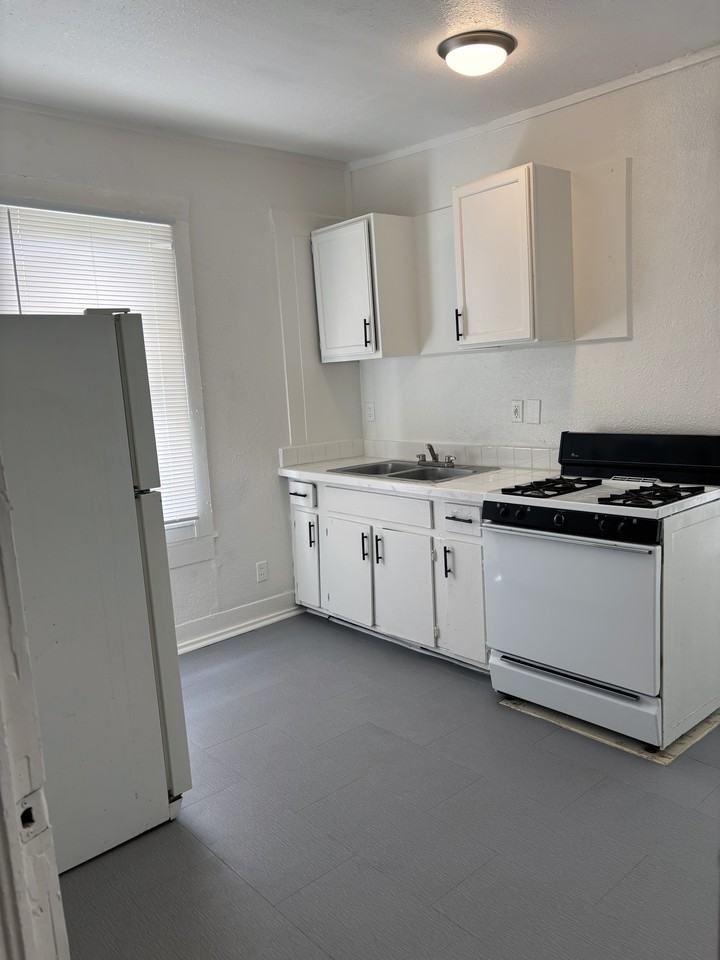 1233 W Devitt St #A - Photo 5 of 14
