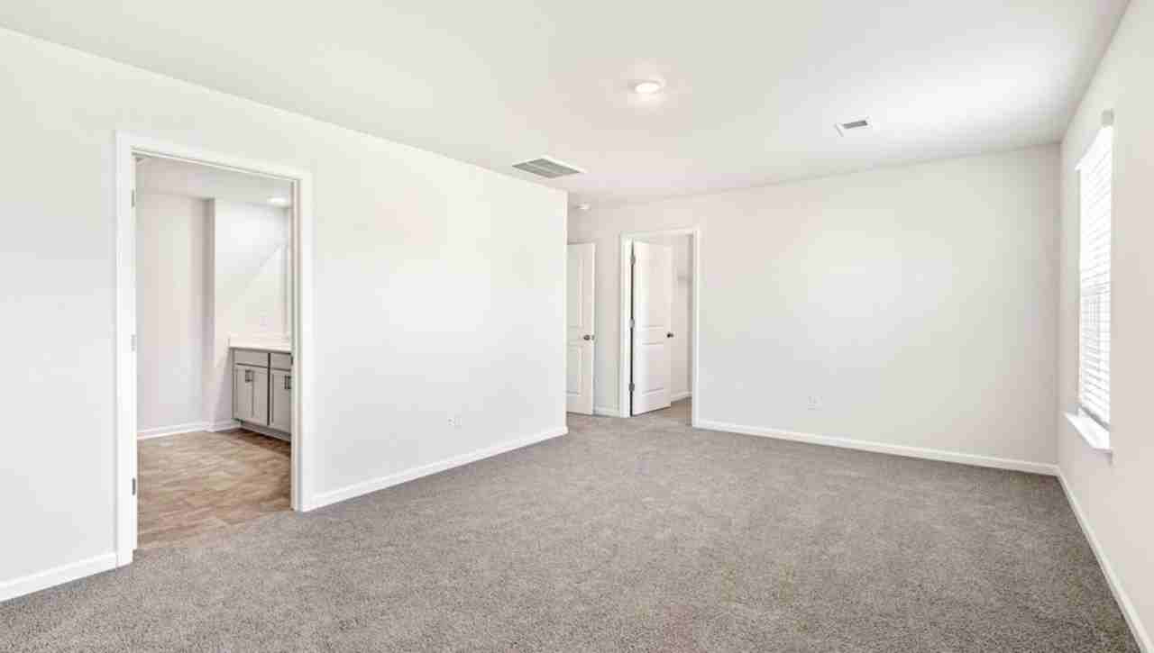 1808 Bridle Ln - Photo 4 of 11