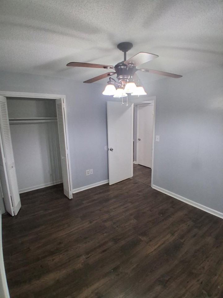 122 Edgewater Ln - Photo 3 of 11