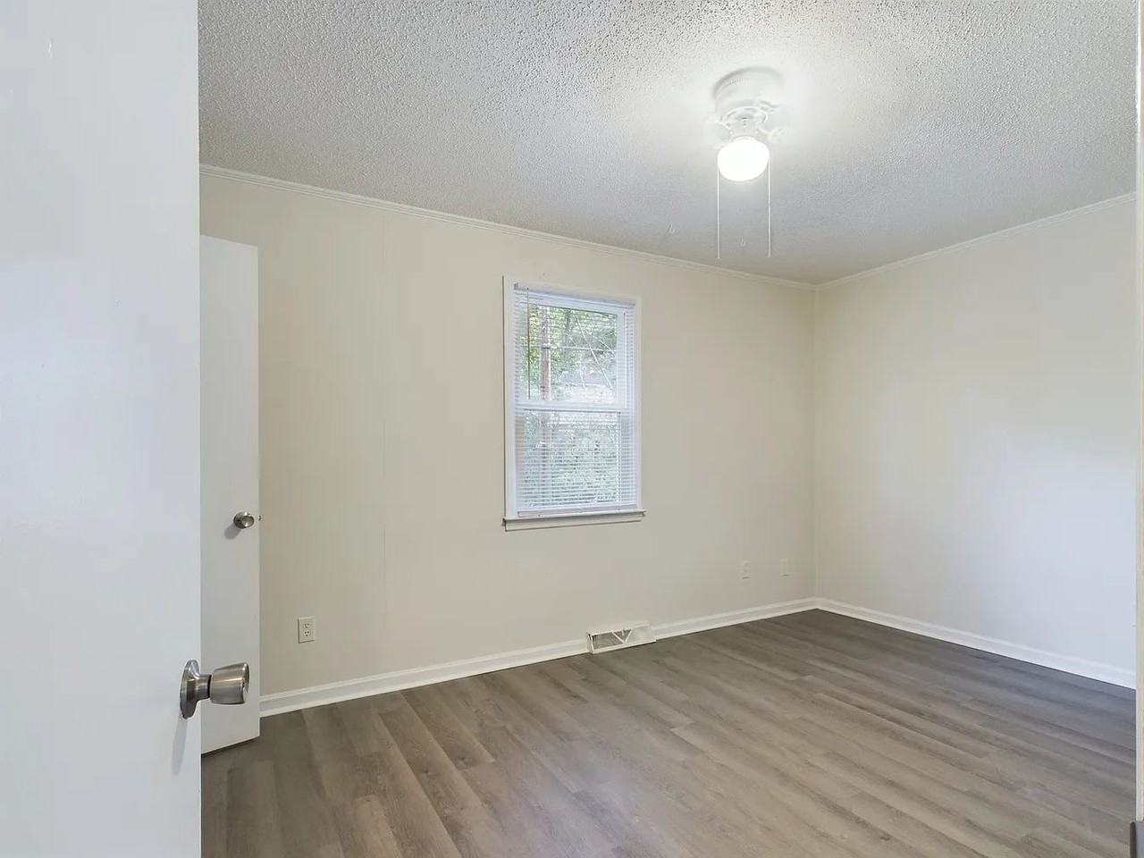 614 Eastview Dr - Photo 4 of 15