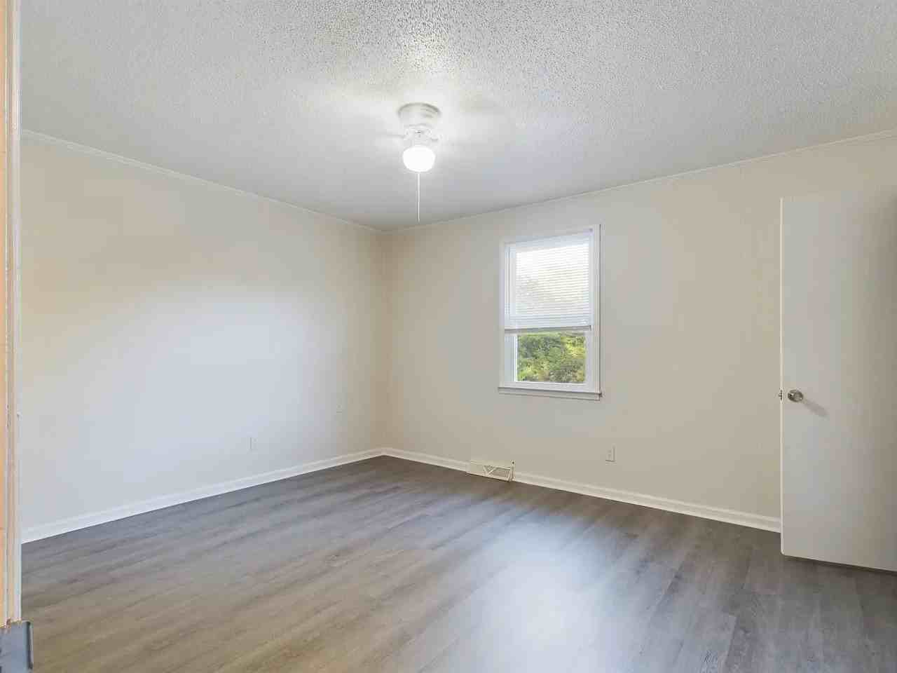 614 Eastview Dr - Photo 5 of 15