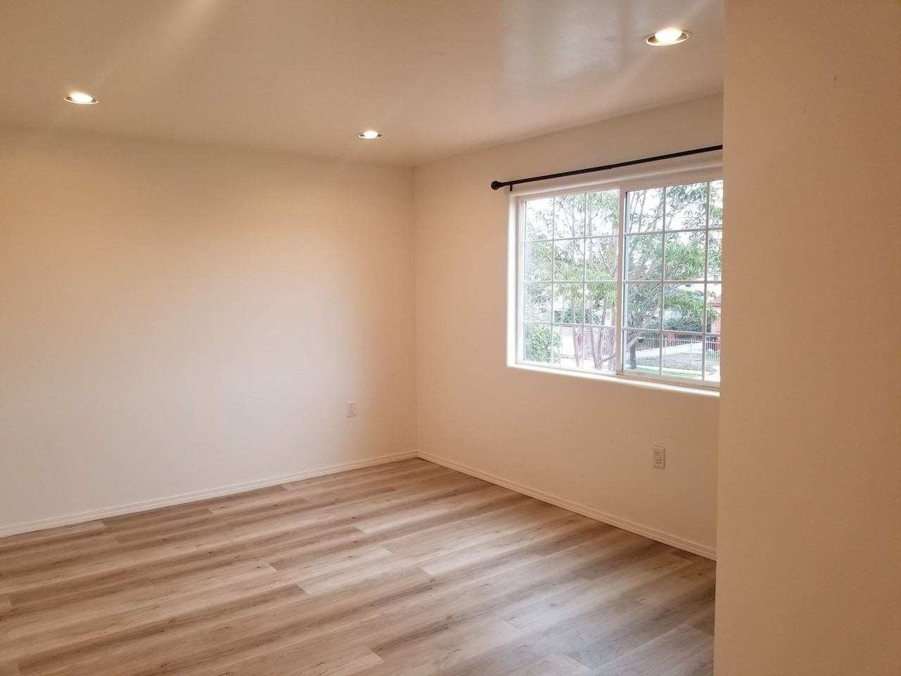 APT STREET 120 - Photo 2 of 7