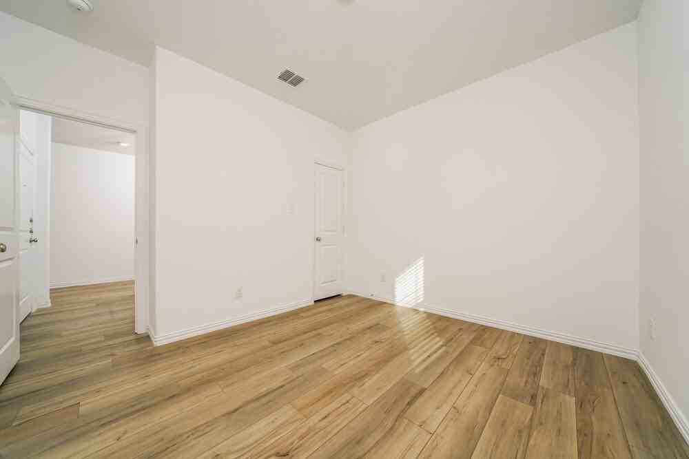 1202 Daffodil St - Photo 4 of 16