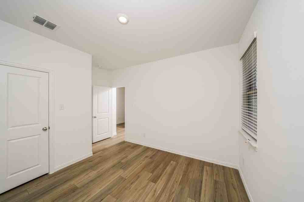 1202 Daffodil St - Photo 5 of 16