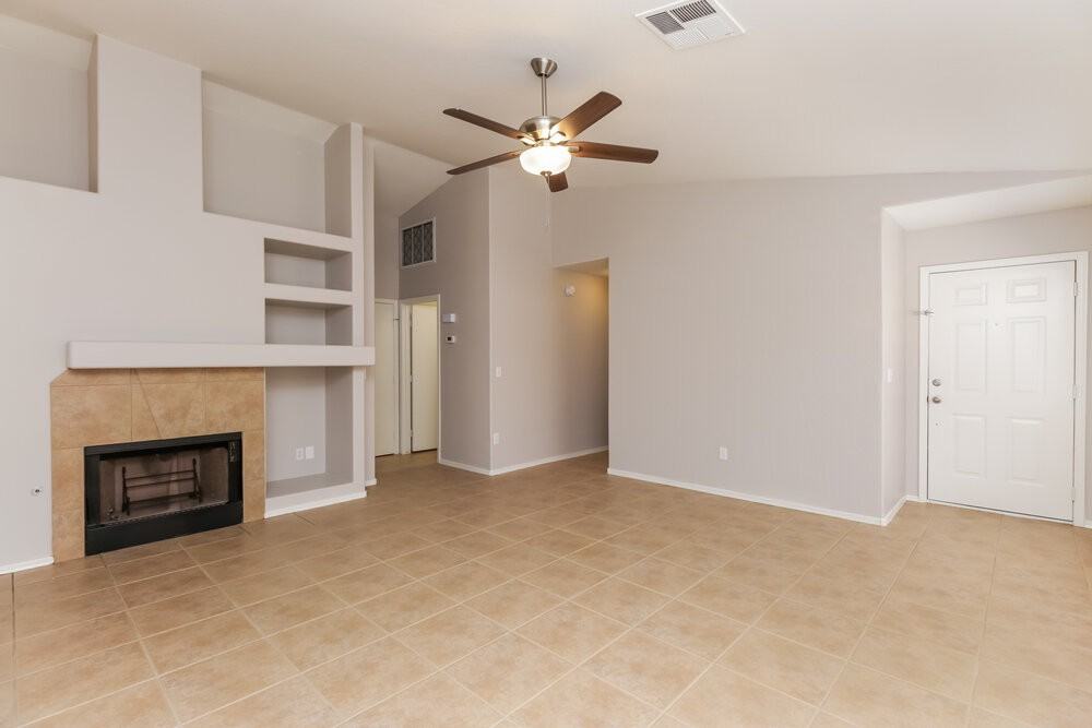 2083 E Catclaw St - Photo 4 of 16