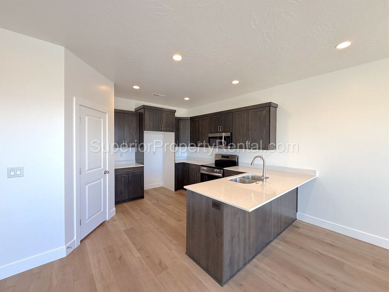 335 N 3210 W - Photo 4 of 28