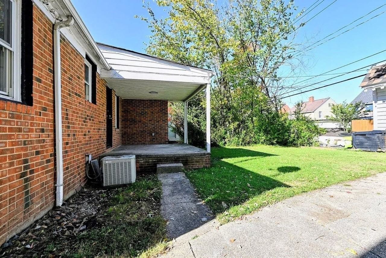 3837 Eastway Rd - Photo 5 of 27