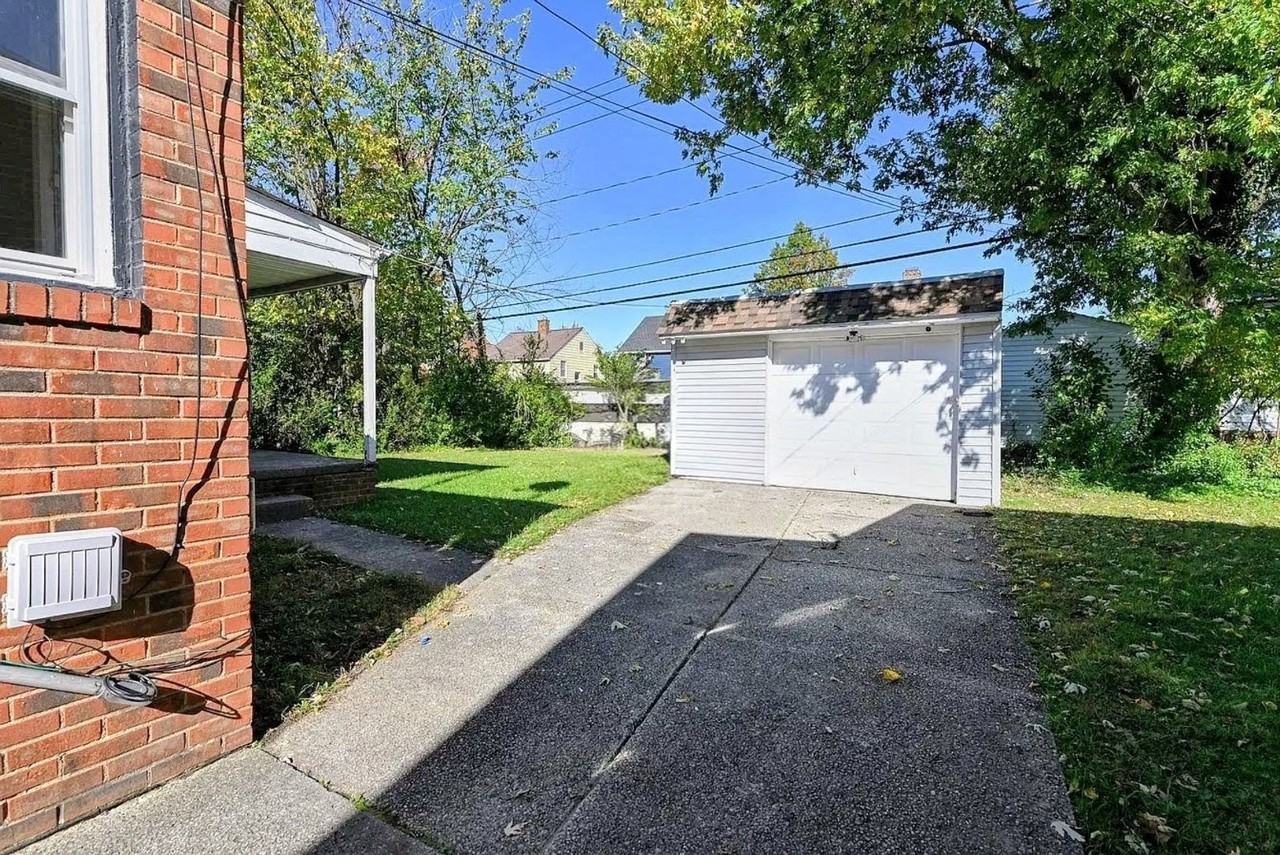 3837 Eastway Rd - Photo 6 of 27