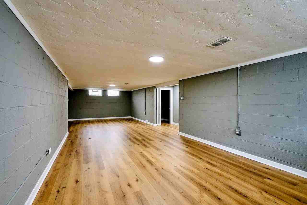 3837 Eastway Rd - Photo 7 of 27