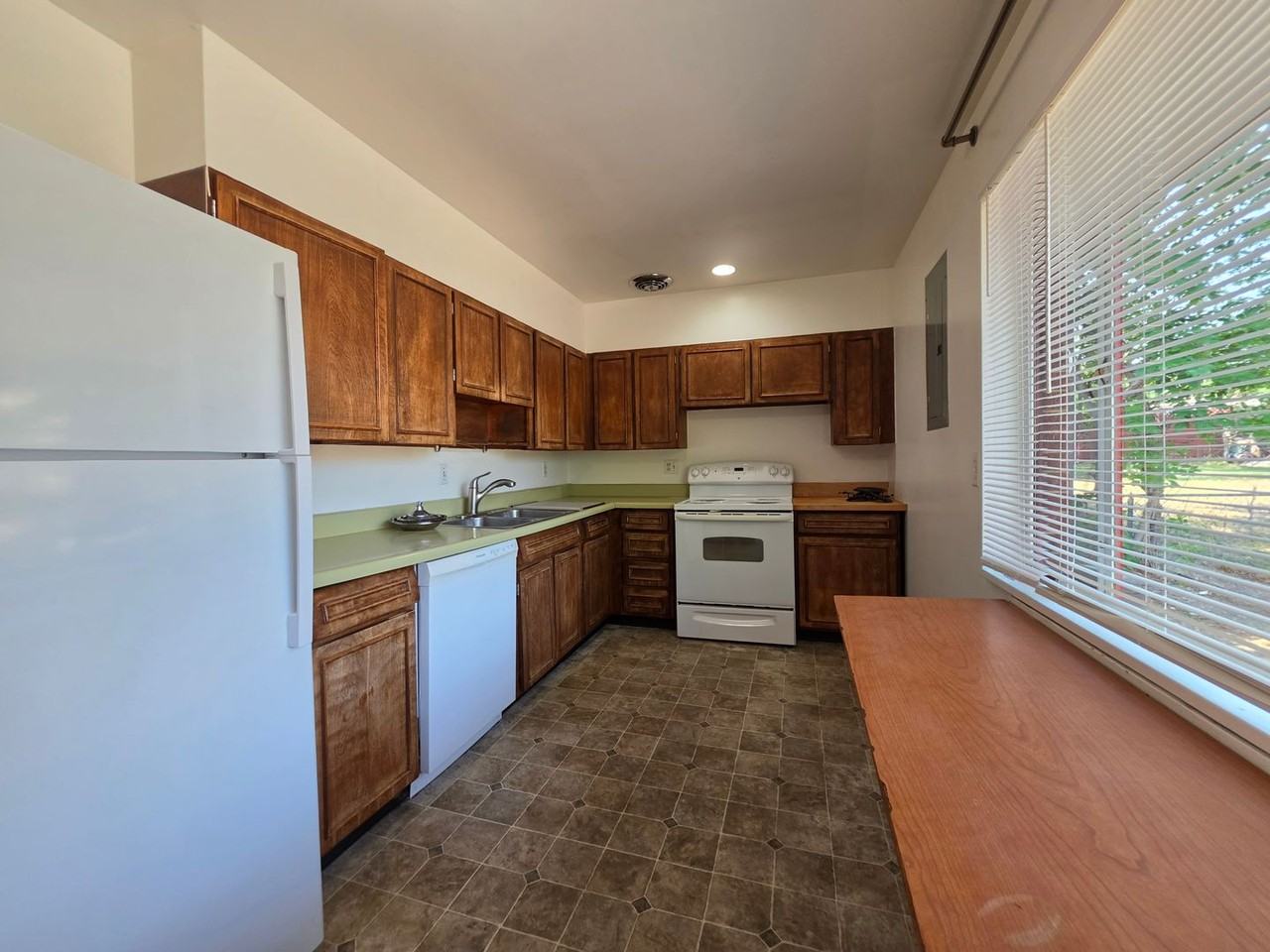 455 S 45th St - Photo 4 of 23