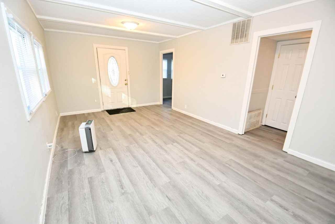 1738 S Twyckenham Dr - Photo 3 of 18