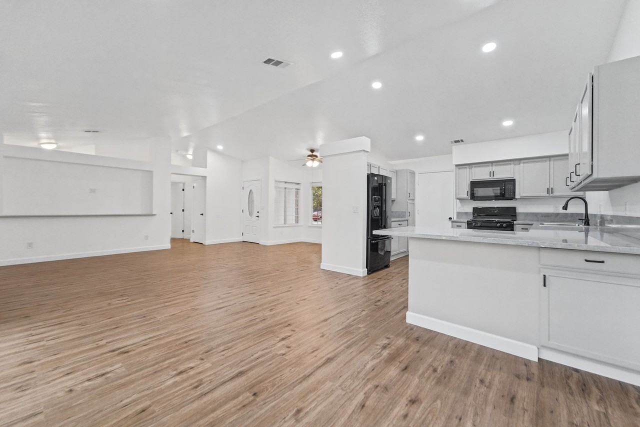 2256 Shady Ln - Photo 7 of 23