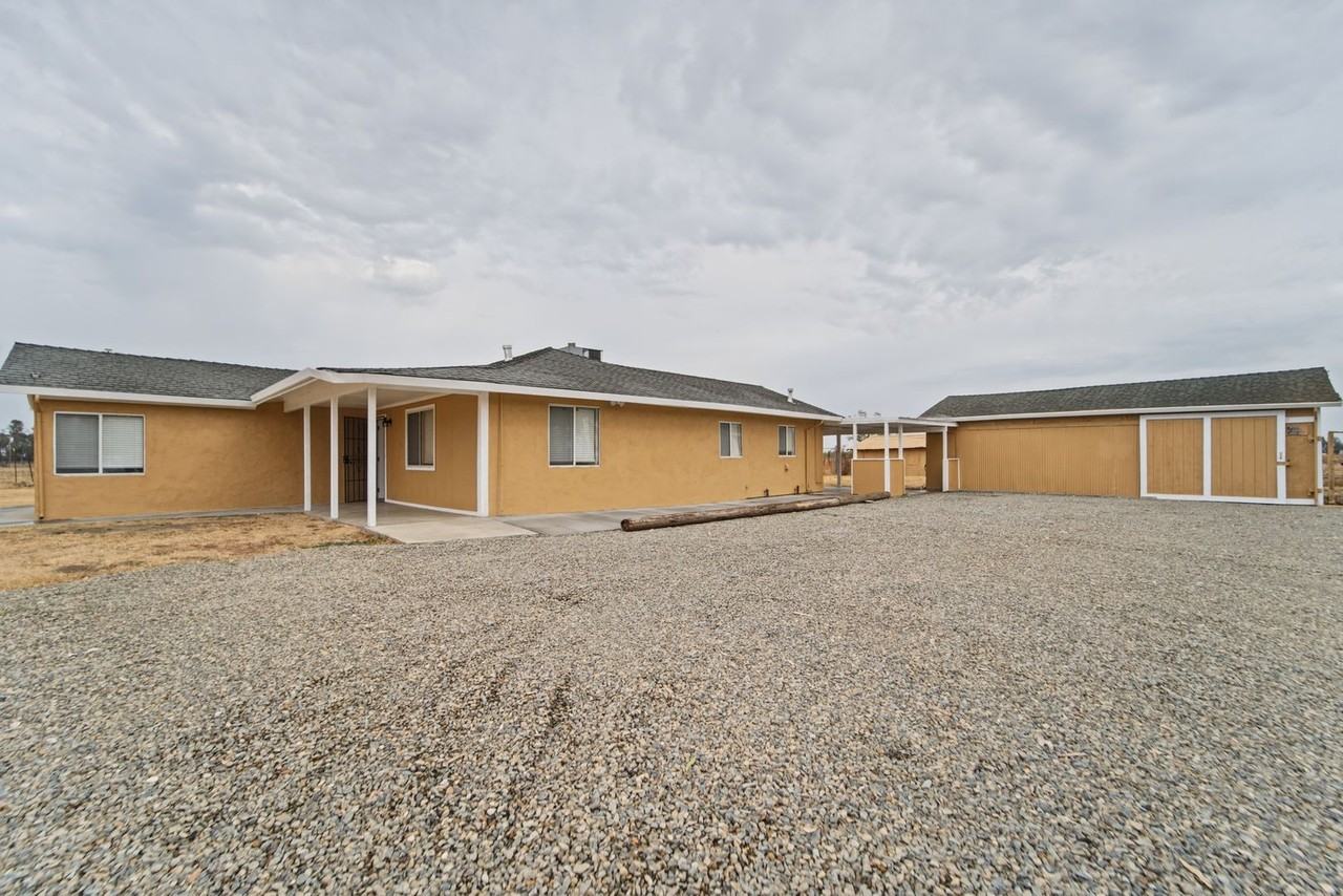 4345 Feather River Blvd - Photo 6 of 27