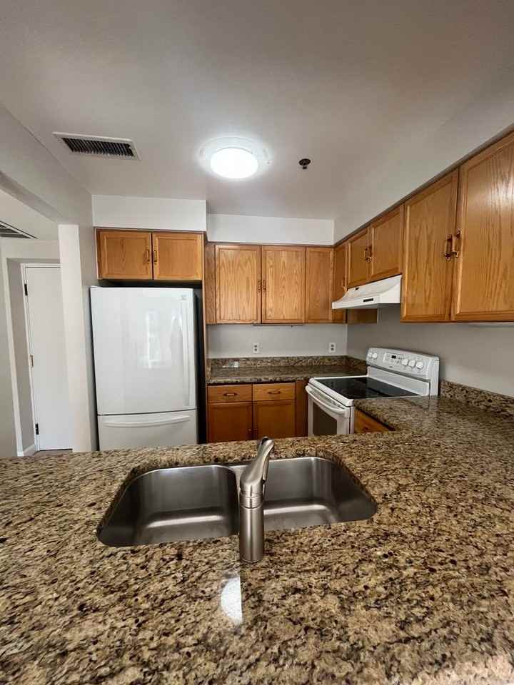 125 N Lee St - Photo 5 of 11