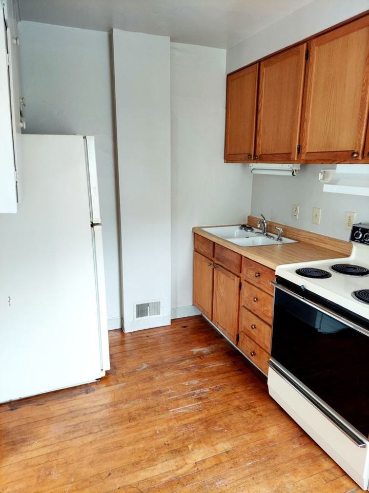 533 S Jackson St - Photo 3 of 14