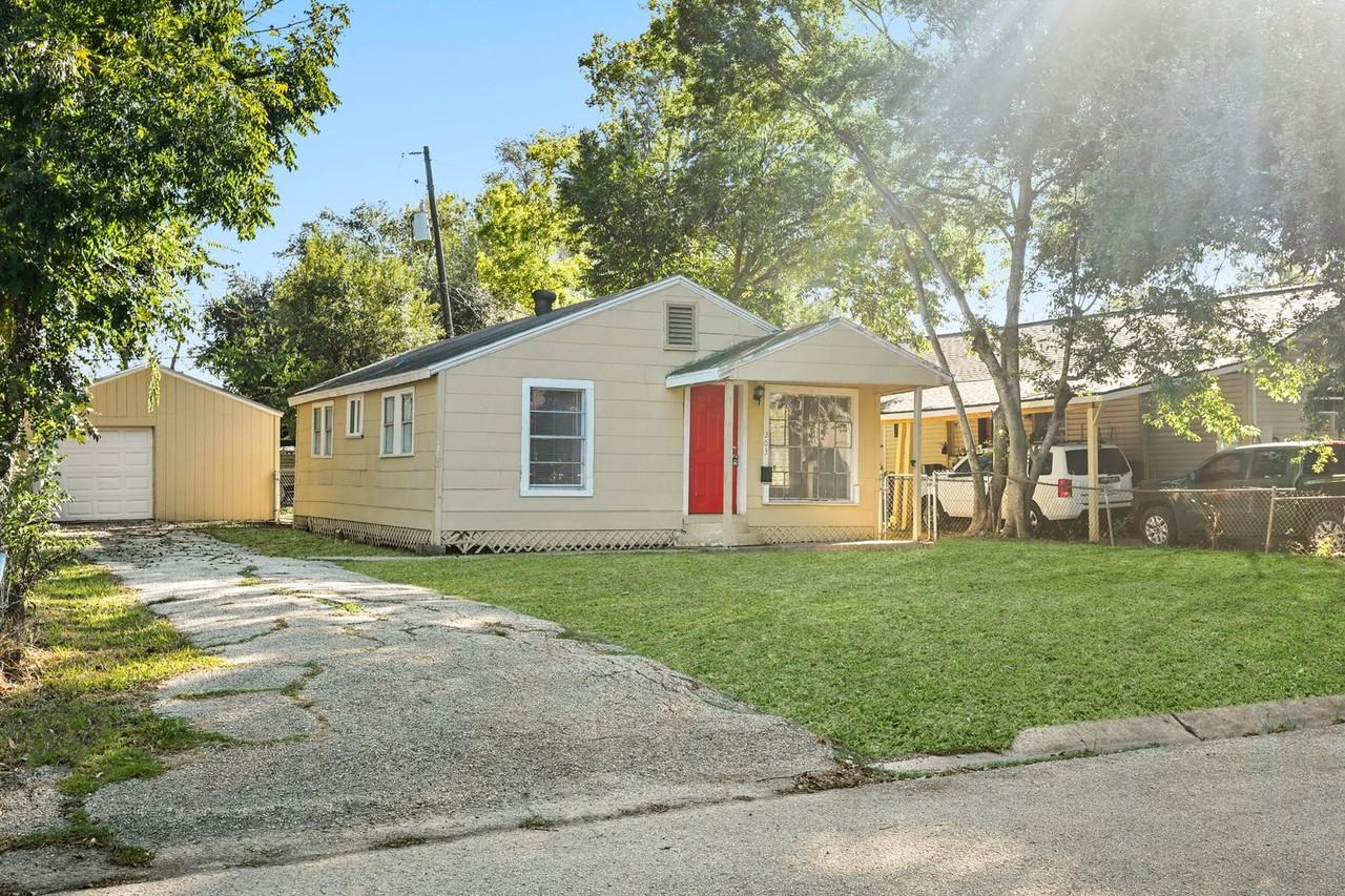 203 W Hart Ave - Photo 2 of 18