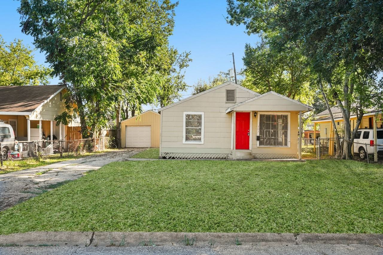 203 W Hart Ave - Photo 3 of 18