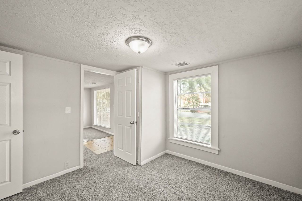 203 W Hart Ave - Photo 4 of 18