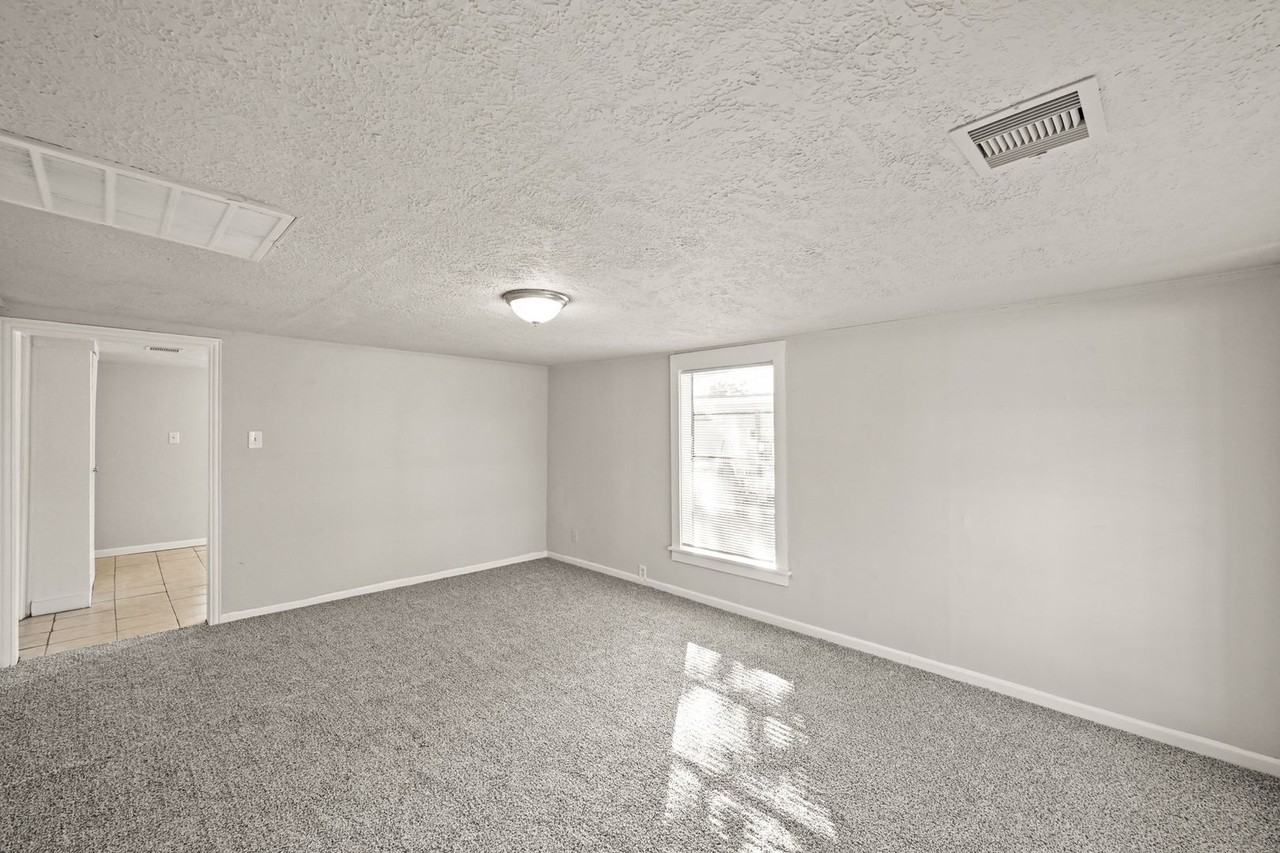 203 W Hart Ave - Photo 5 of 18