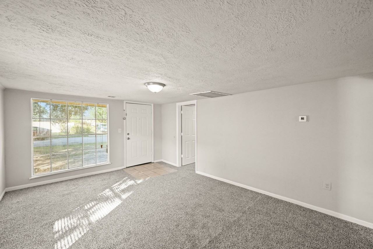 203 W Hart Ave - Photo 6 of 18