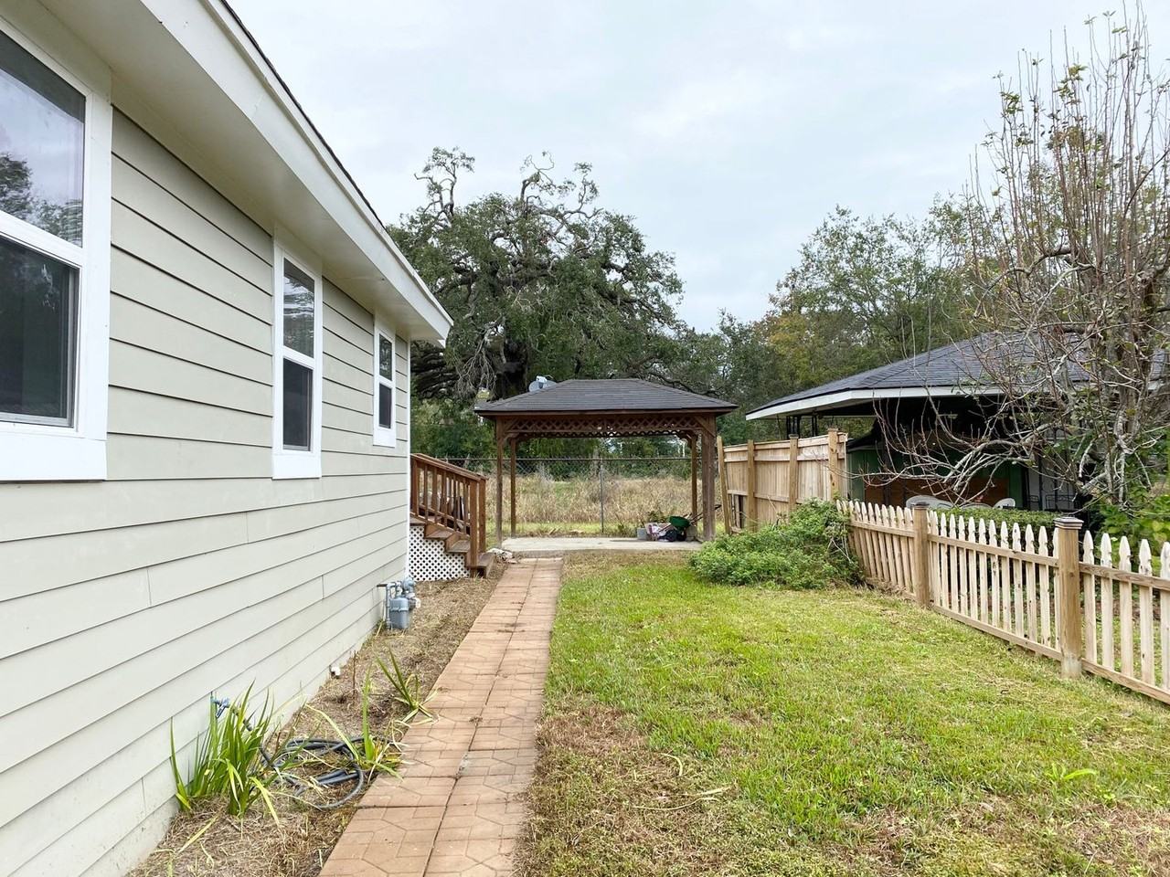 1125 Armstrong Ave - Photo 3 of 18