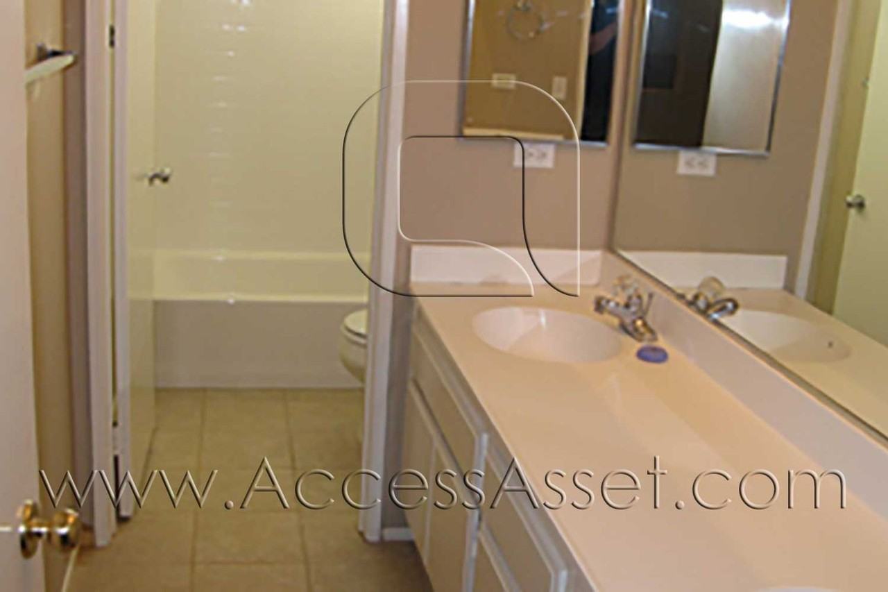 3345 Spruce St - Photo 4 of 10