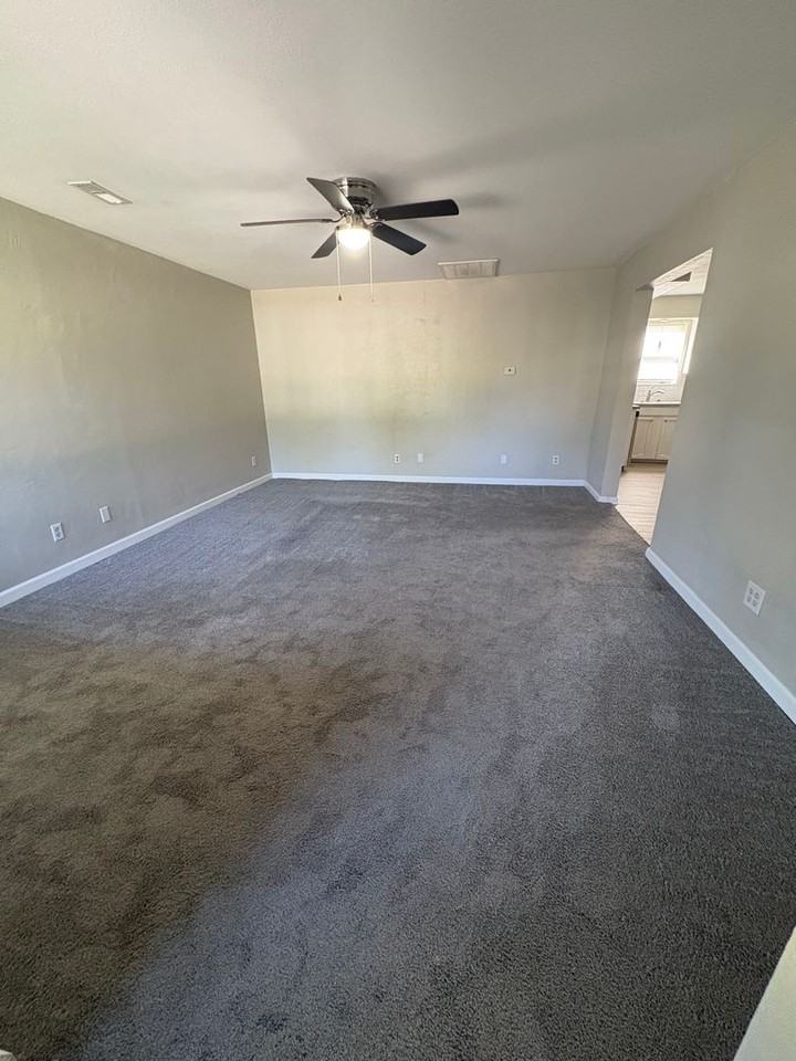 421 S Mccomas St - Photo 2 of 11