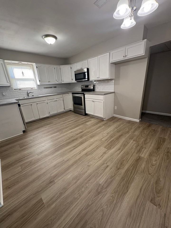 421 S Mccomas St - Photo 3 of 11