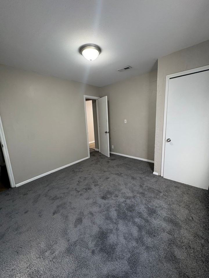 421 S Mccomas St - Photo 4 of 11