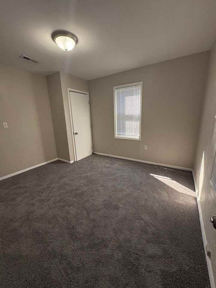 421 S Mccomas St - Photo 6 of 11