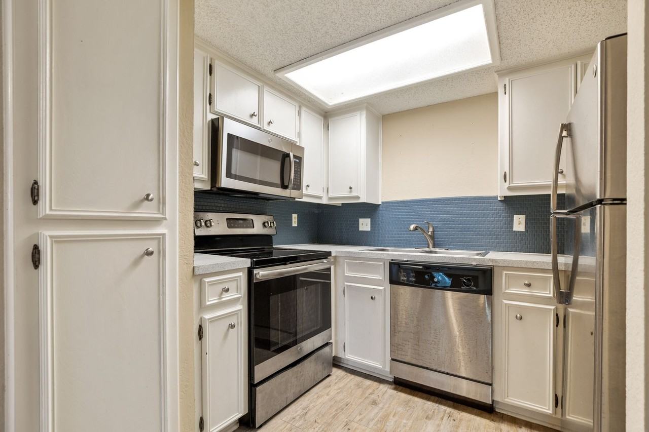 706 W 22nd St #203 - Photo 3 of 11