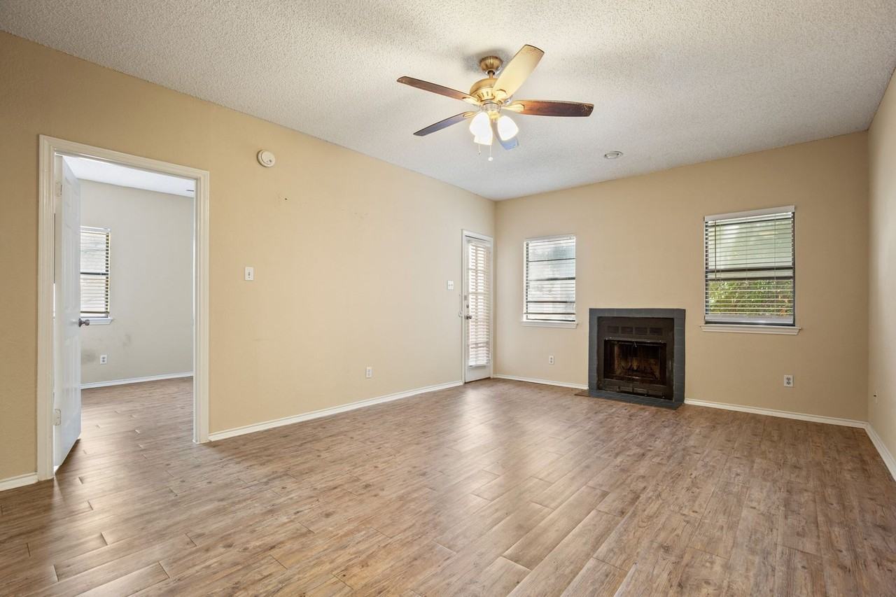 706 W 22nd St #203 - Photo 5 of 11