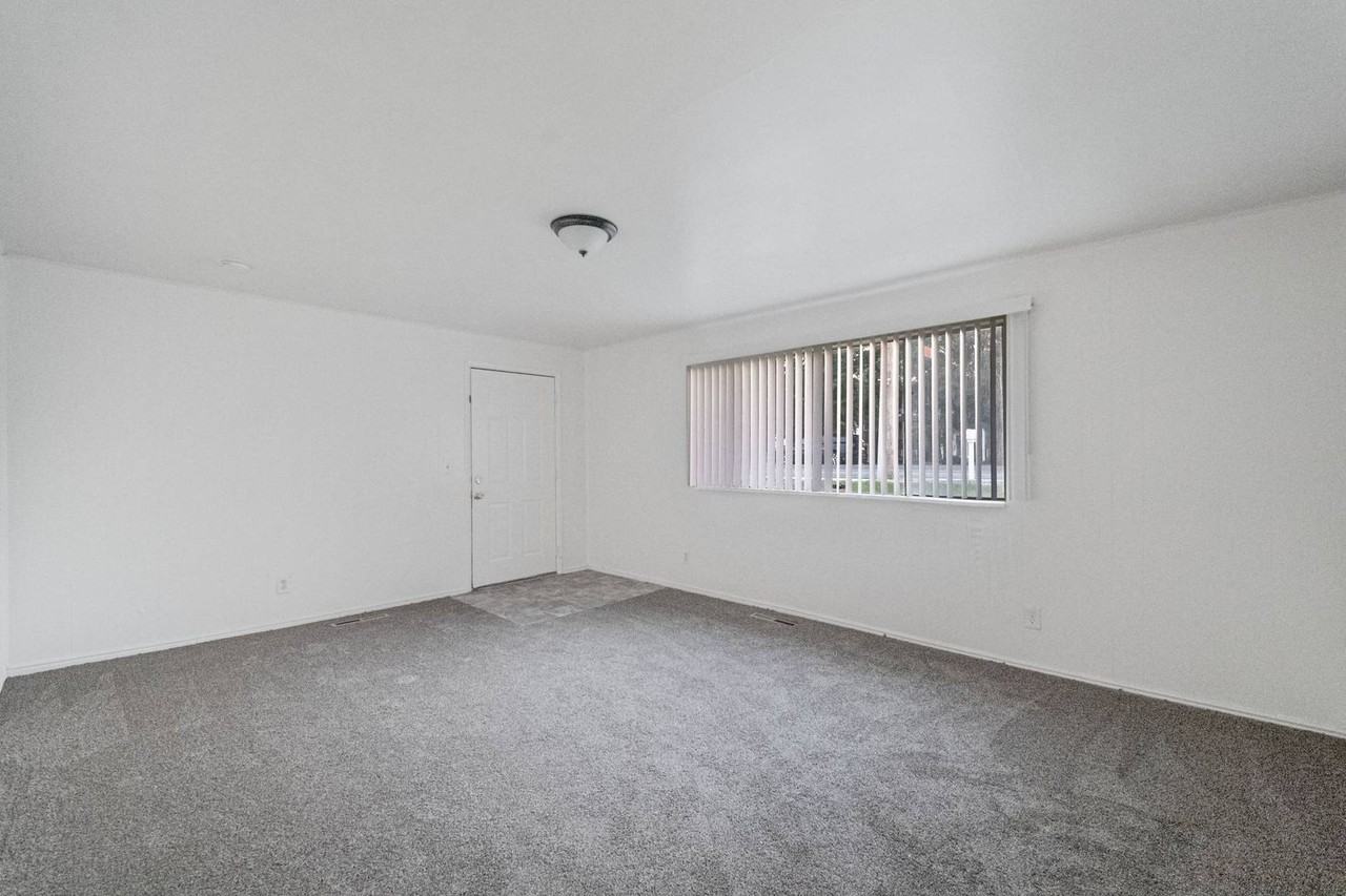 10689 S 2200 W - Photo 4 of 15