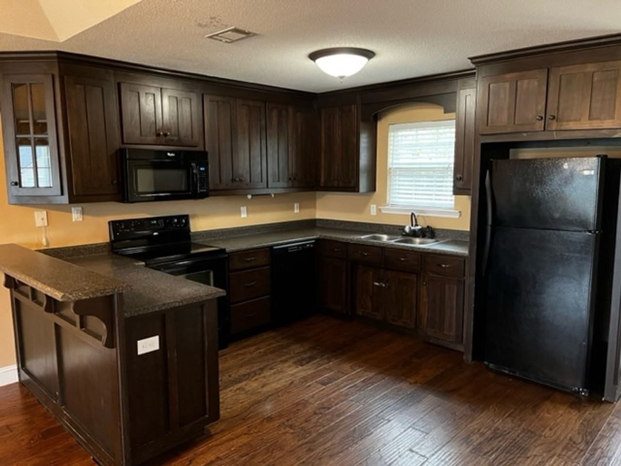 4926 Stonewall Cir - Photo 3 of 10