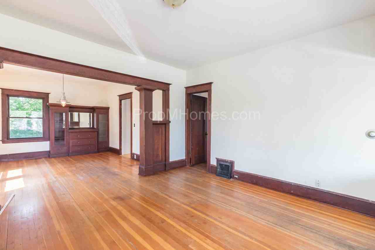 1027 Se 42nd Ave - Photo 3 of 22
