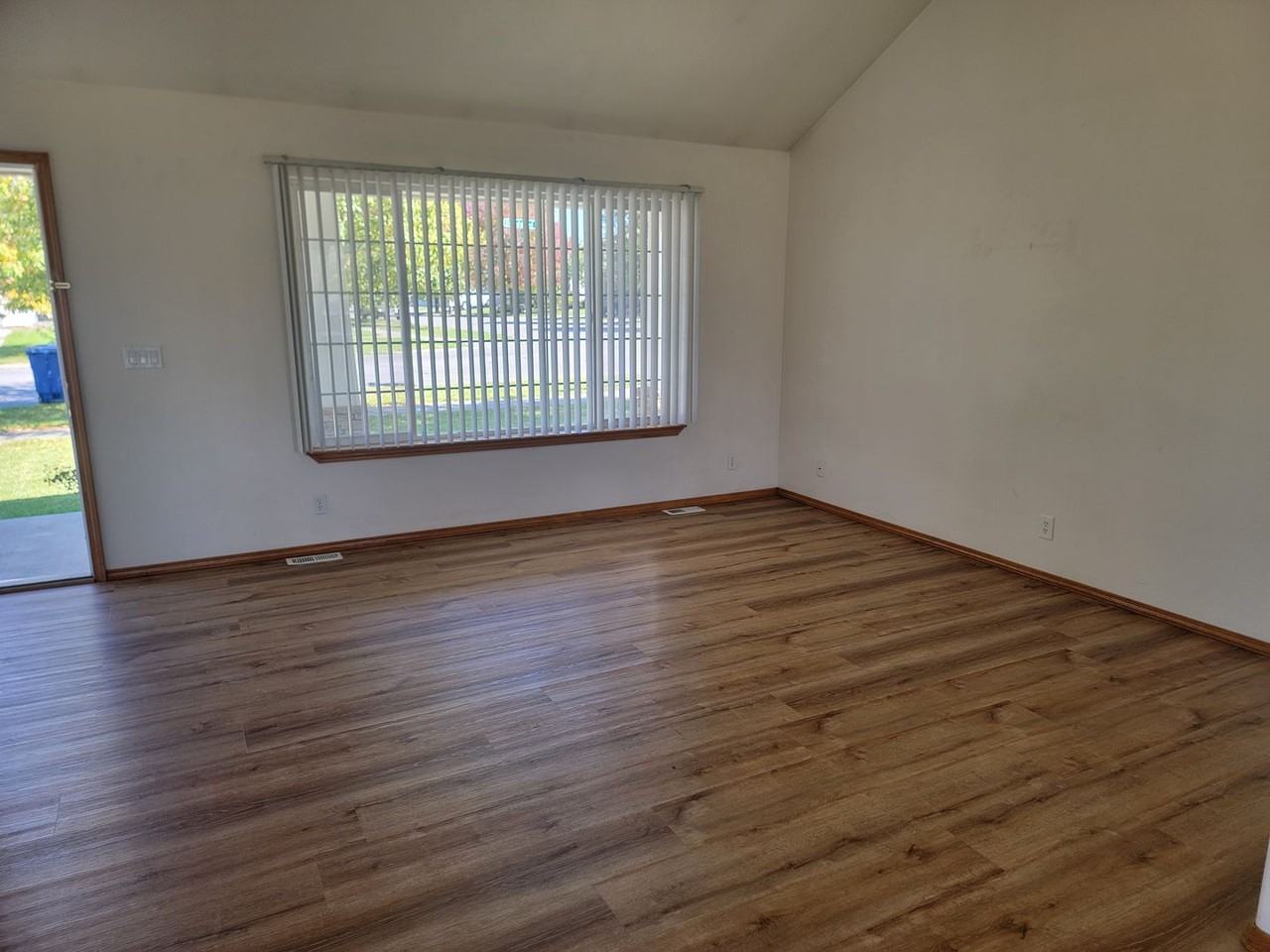 371 N Blandwood Ct - Photo 5 of 20