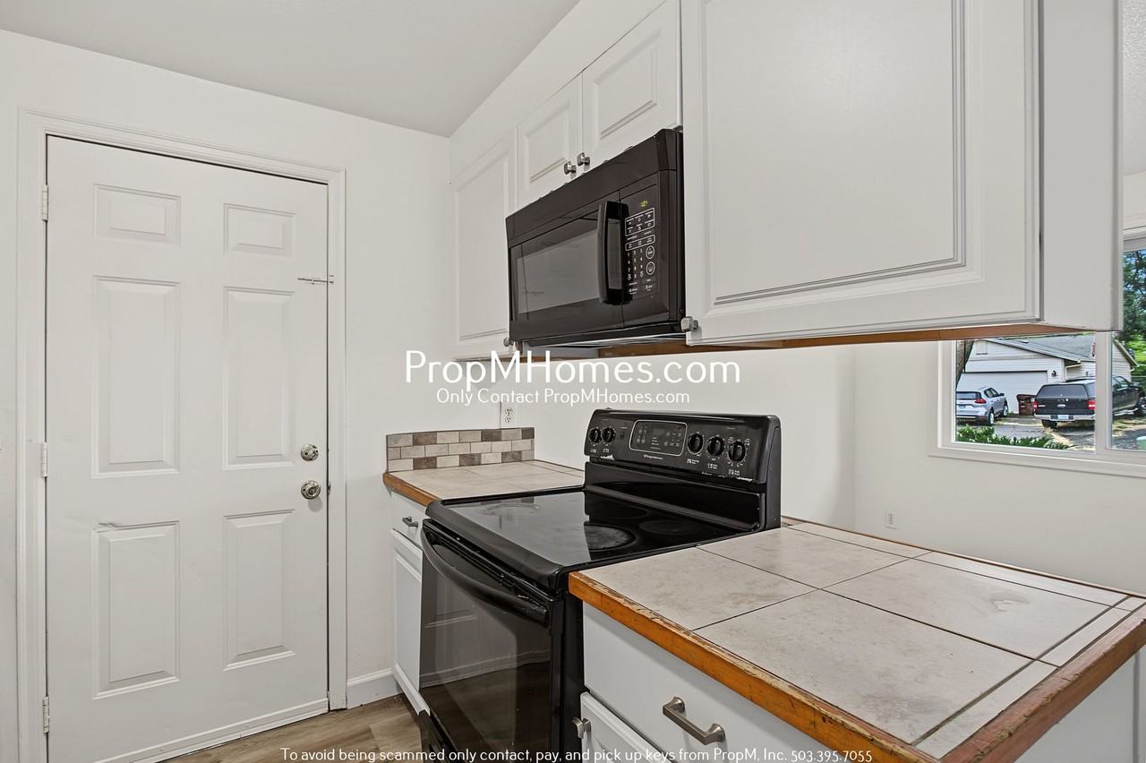 1585 Ne Hacienda Ave - Photo 7 of 25