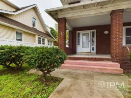 featured image of 226 E Jackson St