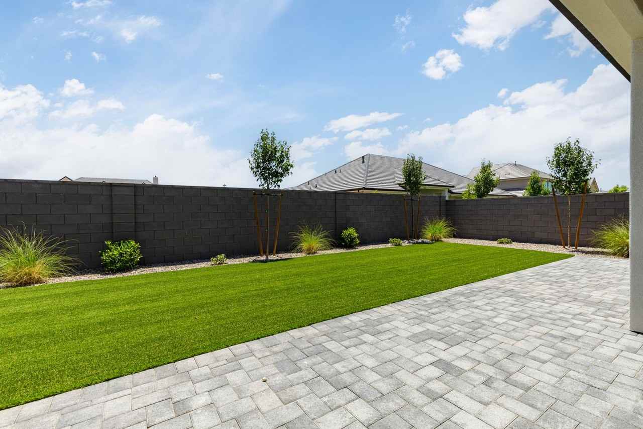 2736 E Moorland Dr - Photo 4 of 50