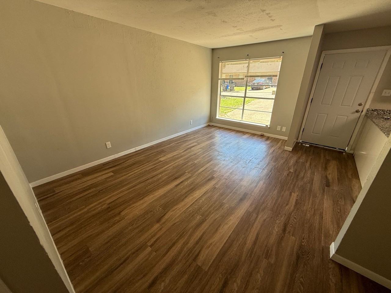 2918 Bernice St - Photo 2 of 13
