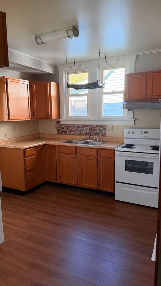 556 Spruce Ave - Photo 3 of 9