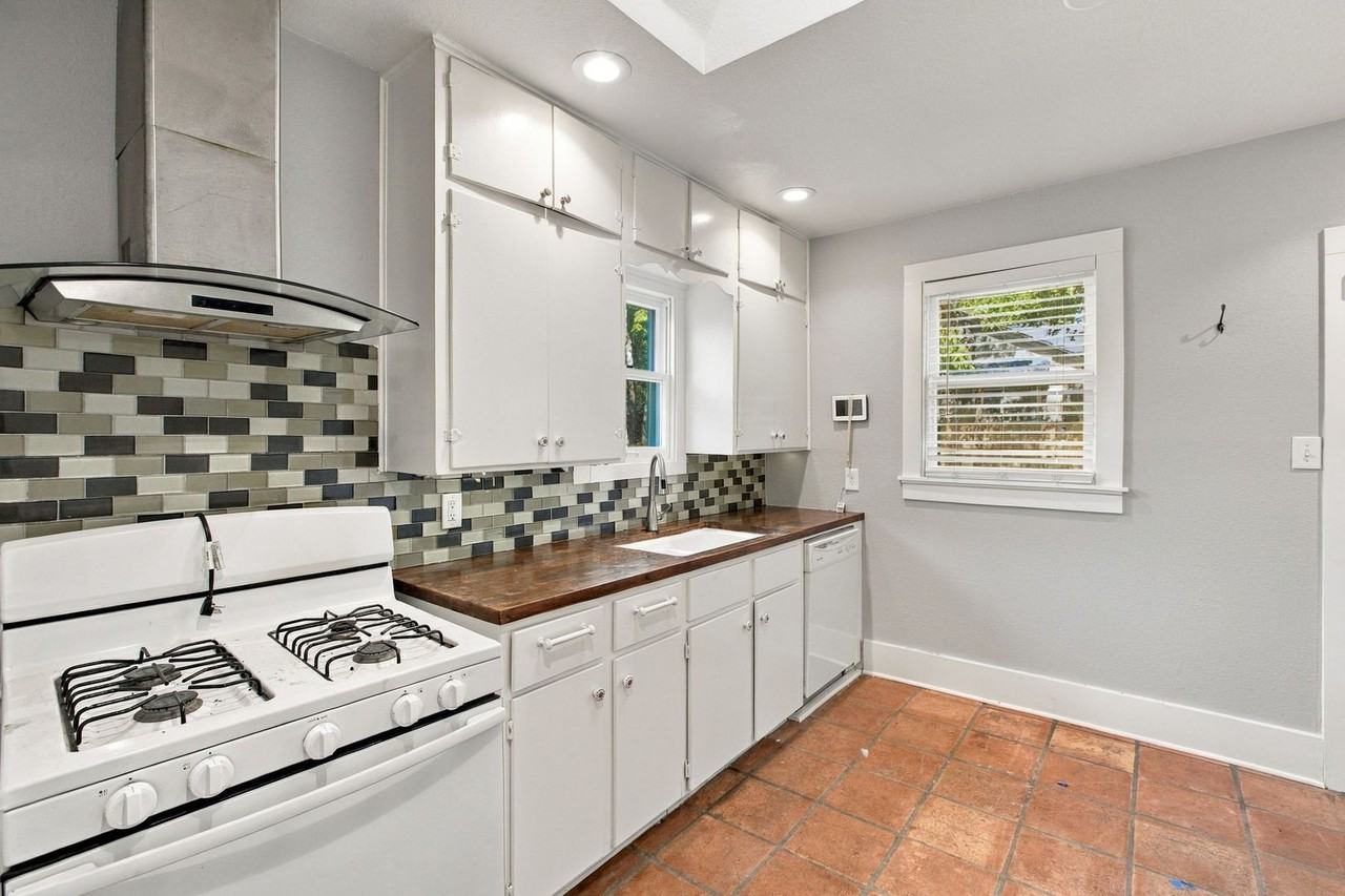 306 W 41st St - Photo 7 of 20
