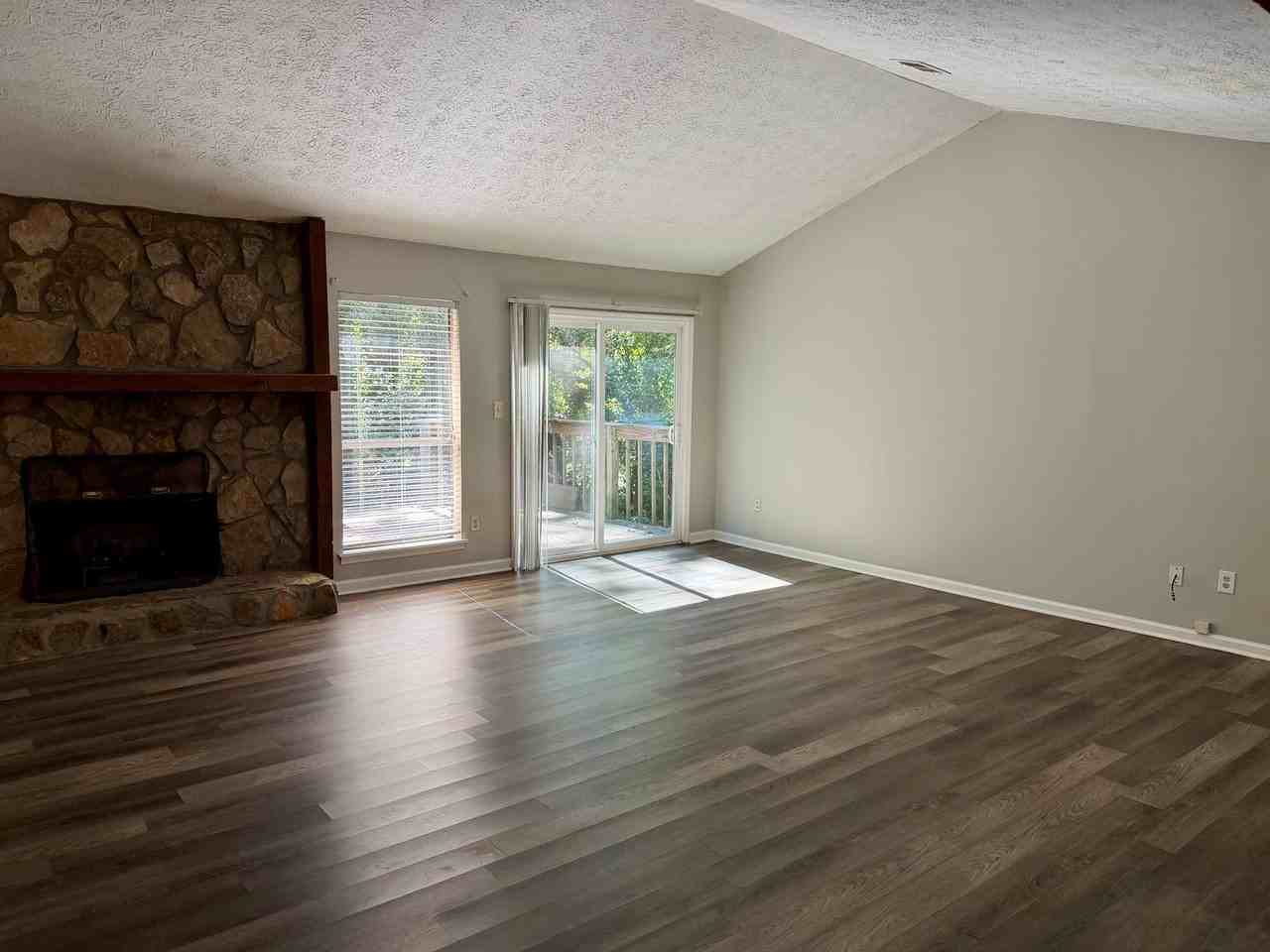 1541 Flat Rock Rd - Photo 4 of 23