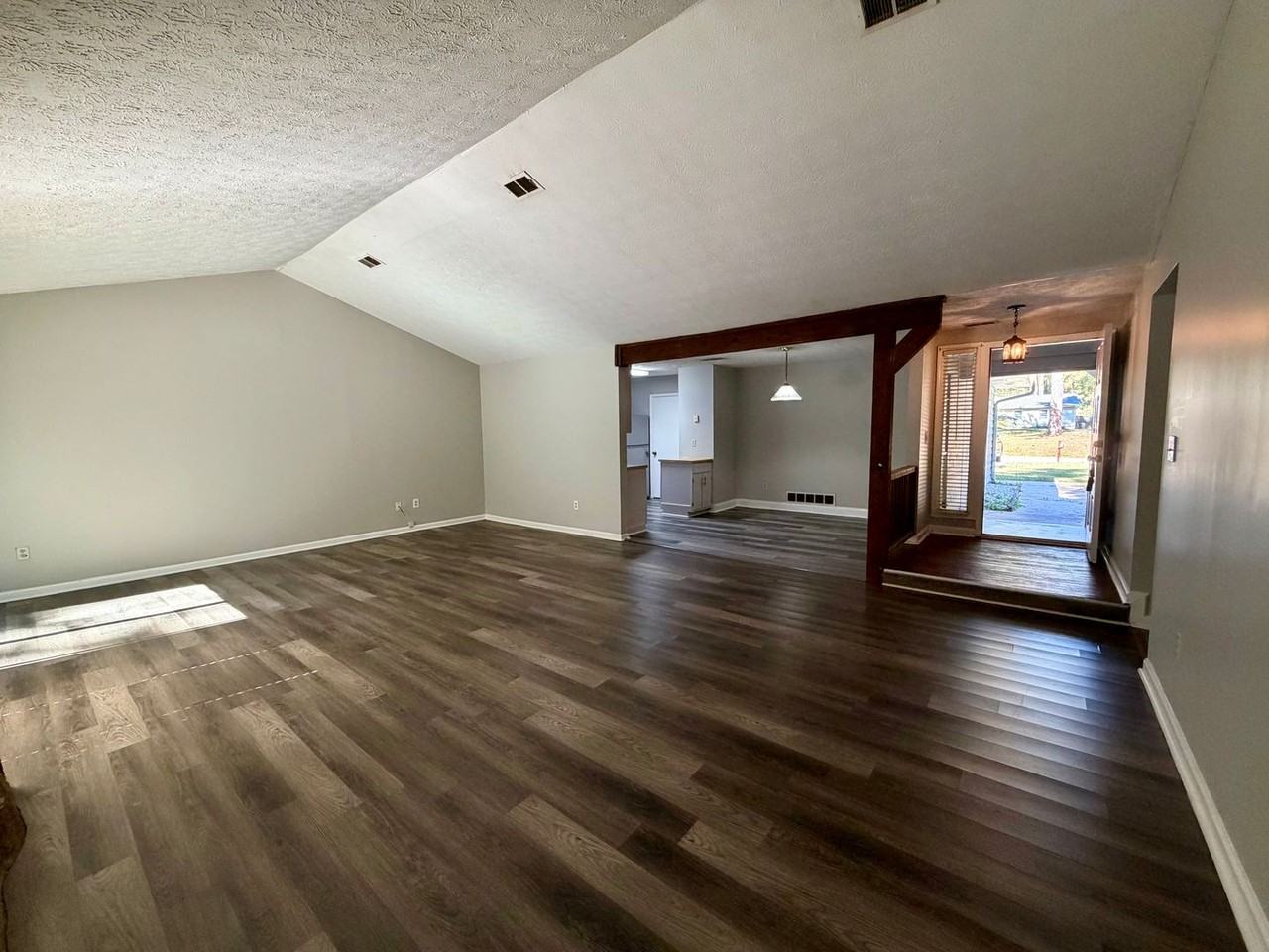 1541 Flat Rock Rd - Photo 5 of 23