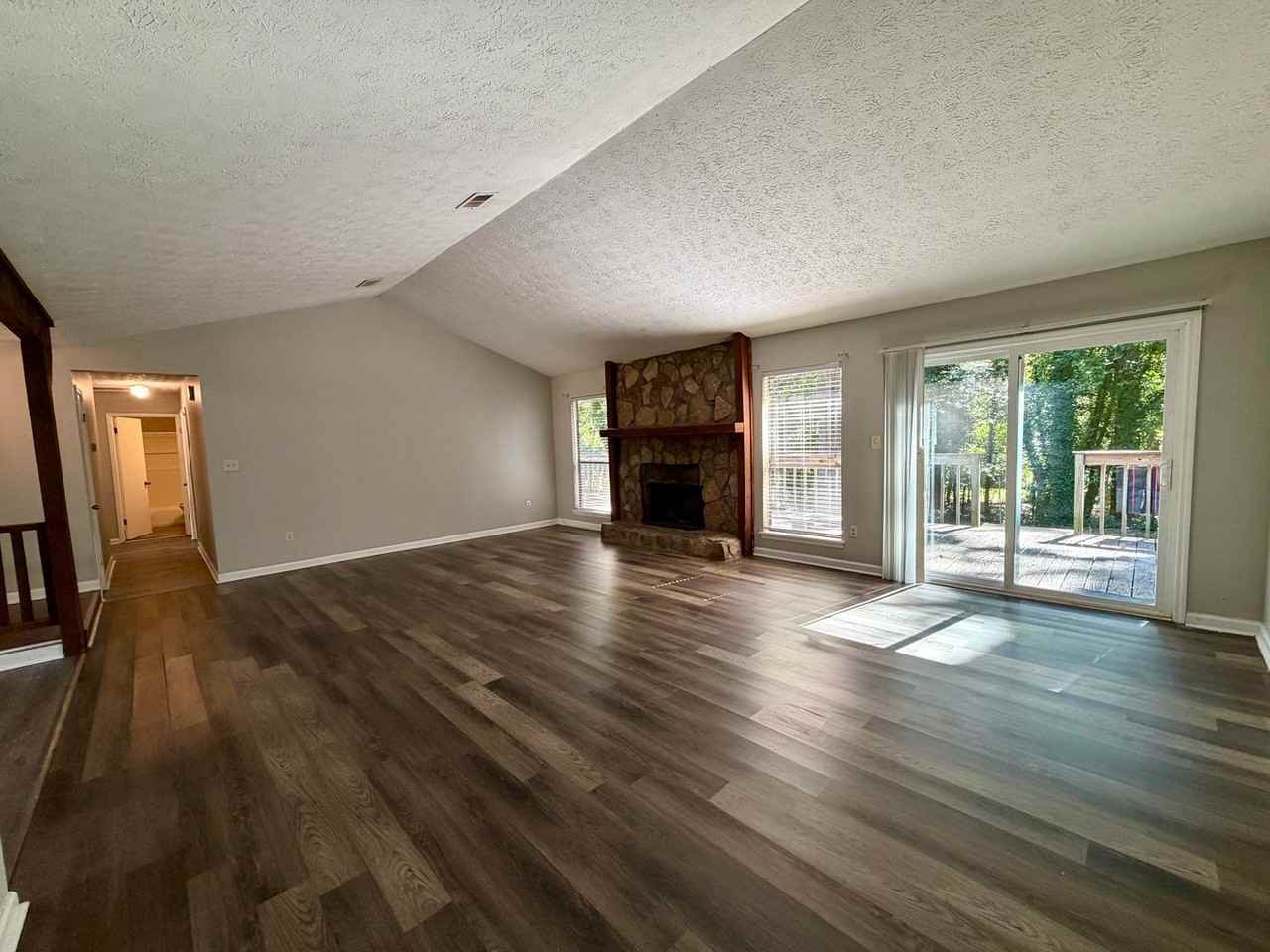 1541 Flat Rock Rd - Photo 6 of 23