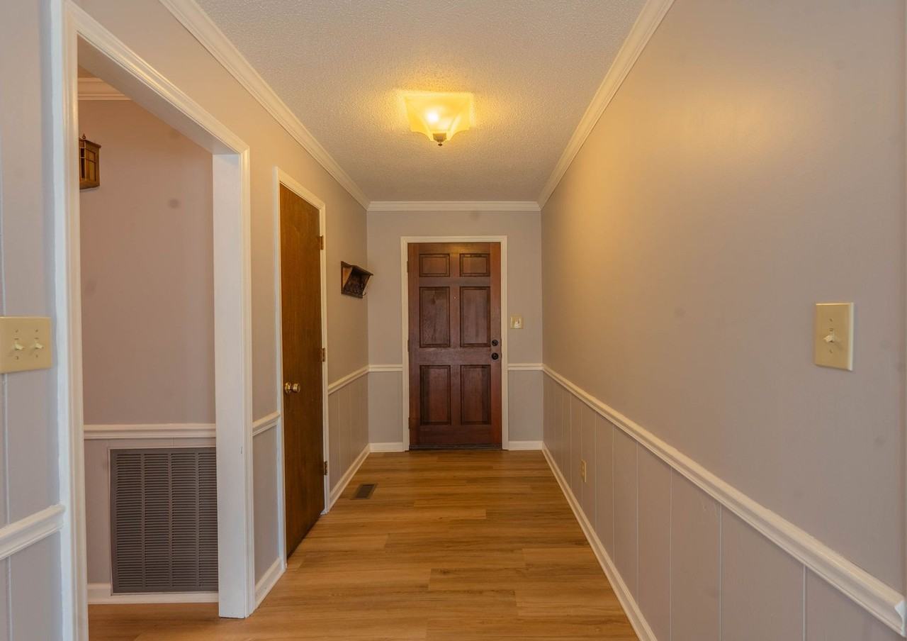 504 Carson Rd - Photo 4 of 29