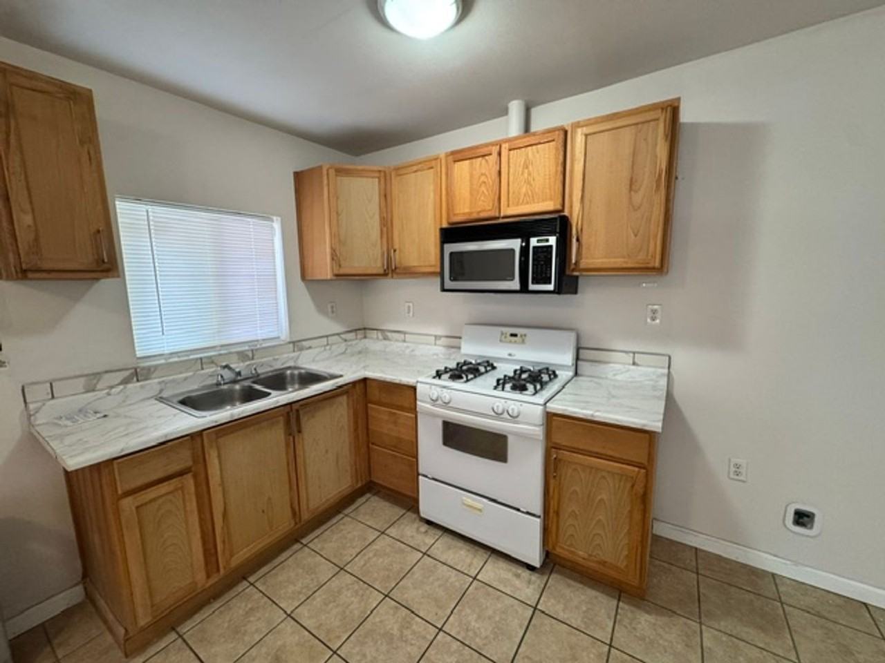 45027 Division St - Photo 4 of 14