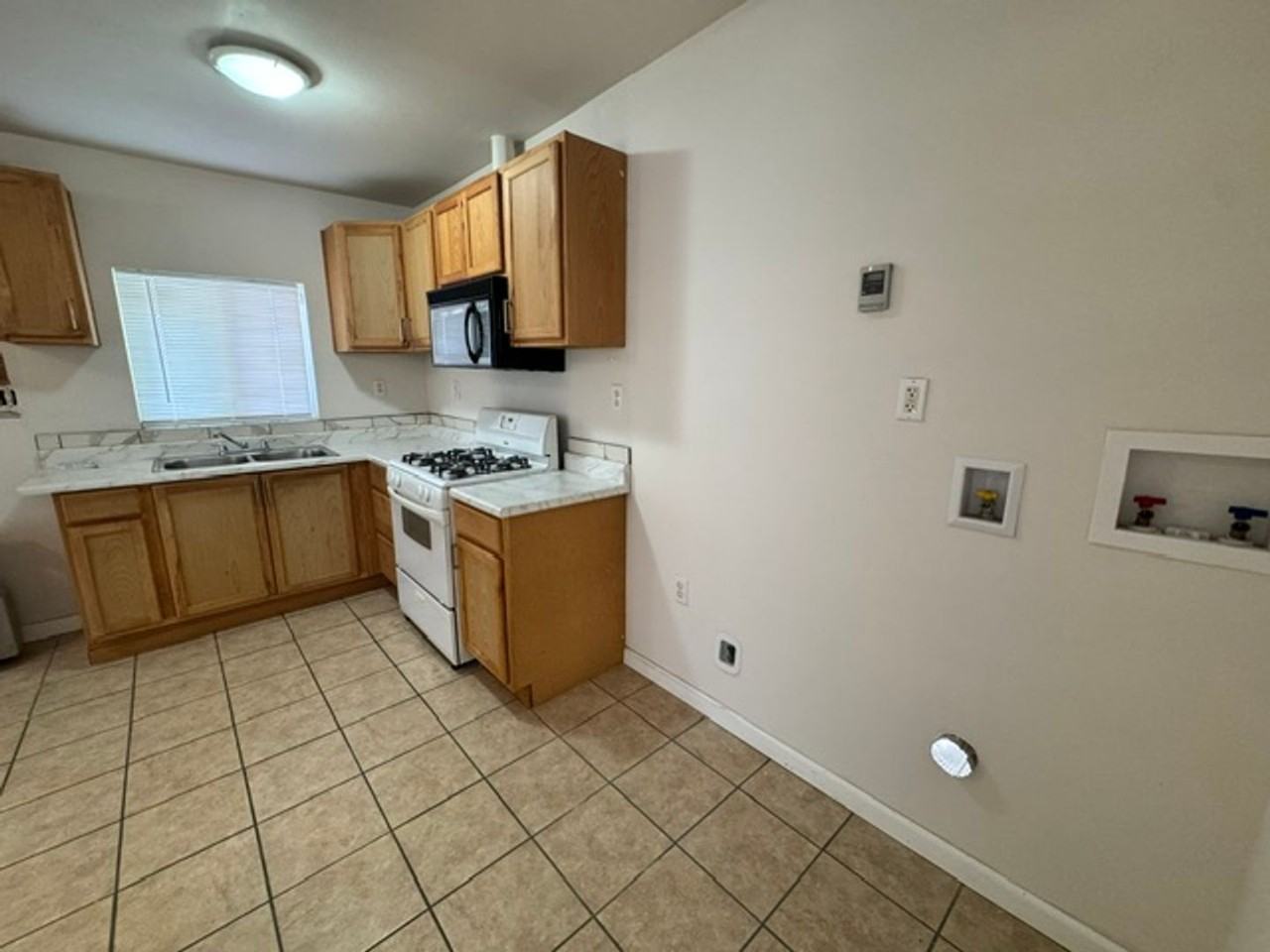 45027 Division St - Photo 5 of 14