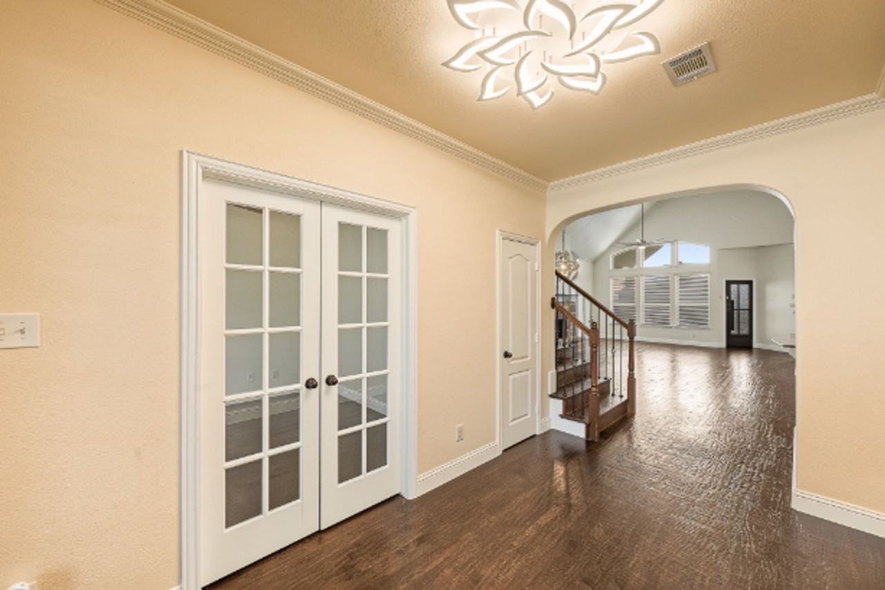 4948 Grinstein Dr - Photo 5 of 46