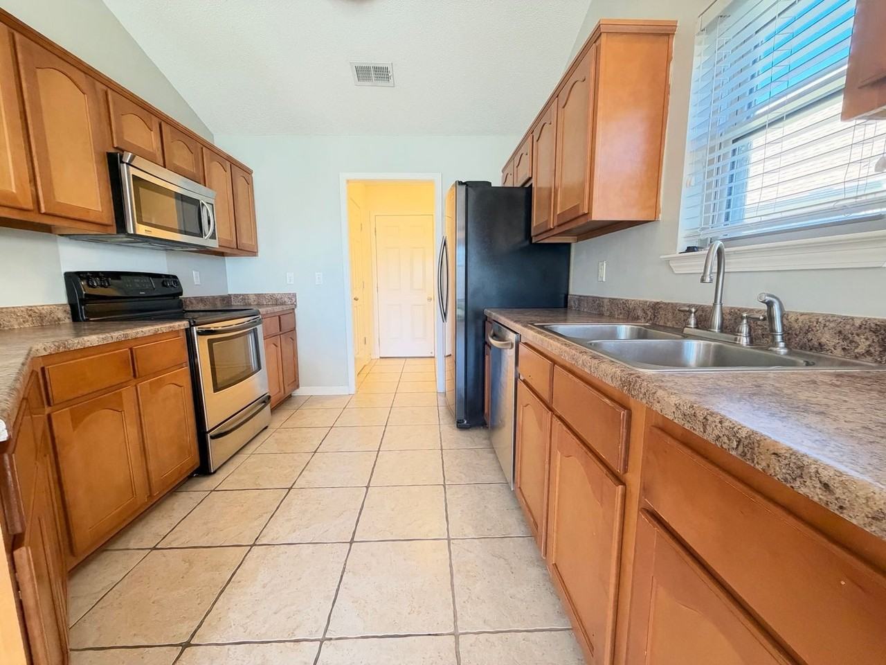 1837 Clairmont Dr - Photo 3 of 10